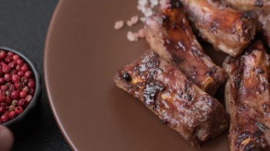 Et, salamurada biftek, tuzlu ve baharatlı ızgara. Izgara kaburga, ızgara et.