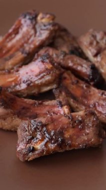 Et, salamurada biftek, tuzlu ve baharatlı ızgara. Izgara kaburga, ızgara et.