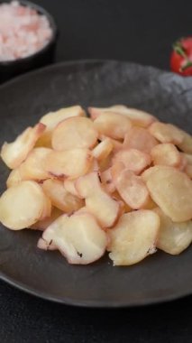 Yiyecek, kurutulmuş kalamar ya da aperatif ya da kurutulmuş et gibi doğranmış. Bira için abur cubur, tasarım için arka plan.