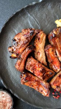 Et, salamurada biftek, tuzlu ve baharatlı ızgara. Izgara kaburga, ızgara et.