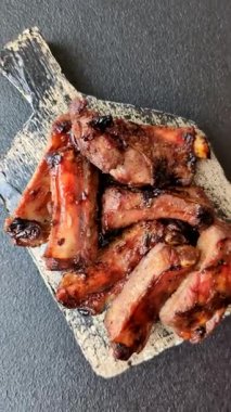 Et, salamurada biftek, tuzlu ve baharatlı ızgara. Izgara kaburga, ızgara et.