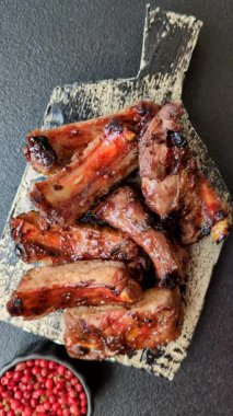 Et, salamurada biftek, tuzlu ve baharatlı ızgara. Izgara kaburga, ızgara et.