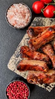 Et, salamurada biftek, tuzlu ve baharatlı ızgara. Izgara kaburga, ızgara et.