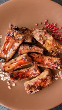 Et, salamurada biftek, tuzlu ve baharatlı ızgara. Izgara kaburga, ızgara et.