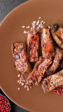 Et, salamurada biftek, tuzlu ve baharatlı ızgara. Izgara kaburga, ızgara et.