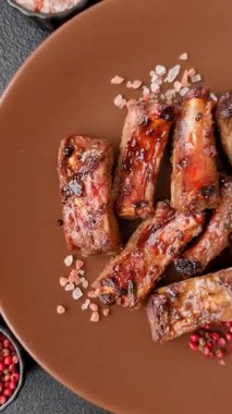 Et, salamurada biftek, tuzlu ve baharatlı ızgara. Izgara kaburga, ızgara et.