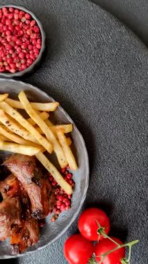 Et, salamurada biftek, tuzlu ve baharatlı ızgara. Izgara kaburga, ızgara et.