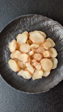 Yiyecek, kurutulmuş kalamar ya da aperatif ya da kurutulmuş et gibi doğranmış. Bira için abur cubur, tasarım için arka plan.