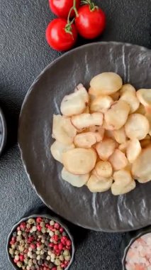 Yiyecek, kurutulmuş kalamar ya da aperatif ya da kurutulmuş et gibi doğranmış. Bira için abur cubur, tasarım için arka plan.