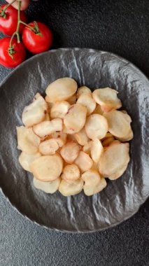 Yiyecek, kurutulmuş kalamar ya da aperatif ya da kurutulmuş et gibi doğranmış. Bira için abur cubur, tasarım için arka plan.