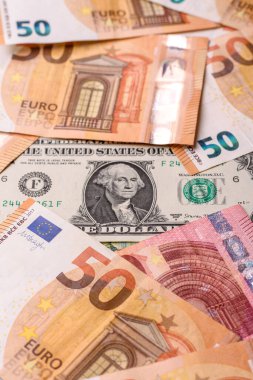 Kağıt para, avro ve dolar banknotları, döviz kuru dalgalanmaları, tasarruf için nakit, yatırımlar ve iş operasyonları. Tasarımınız için kağıt para ve dolar arkaplan olarak