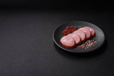 Sandviç için dilimlenmiş jambon, et, domuz ya da hindi sosisi. Jambon dilimleri, yemek, tasarımınız için arka plan