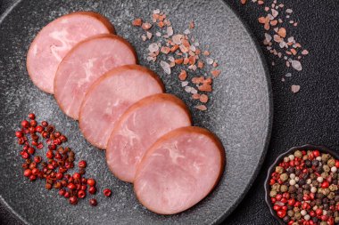 Sandviç için dilimlenmiş jambon, et, domuz ya da hindi sosisi. Jambon dilimleri, yemek, tasarımınız için arka plan