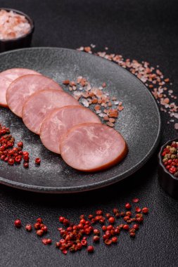 Sandviç için dilimlenmiş jambon, et, domuz ya da hindi sosisi. Jambon dilimleri, yemek, tasarımınız için arka plan