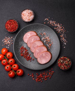 Sandviç için dilimlenmiş jambon, et, domuz ya da hindi sosisi. Jambon dilimleri, yemek, tasarımınız için arka plan