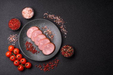 Sandviç için dilimlenmiş jambon, et, domuz ya da hindi sosisi. Jambon dilimleri, yemek, tasarımınız için arka plan