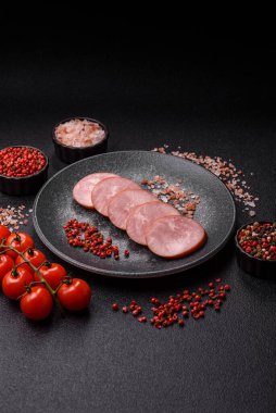 Sandviç için dilimlenmiş jambon, et, domuz ya da hindi sosisi. Jambon dilimleri, yemek, tasarımınız için arka plan