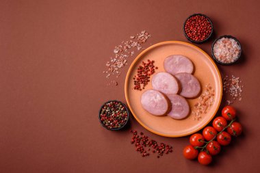 Sandviç için dilimlenmiş jambon, et, domuz ya da hindi sosisi. Jambon dilimleri, yemek, tasarımınız için arka plan