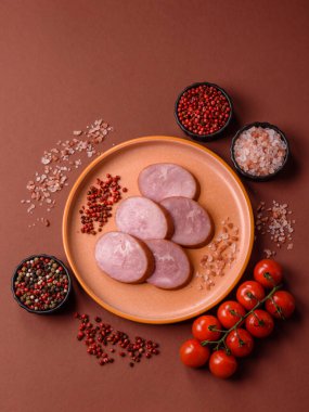 Sandviç için dilimlenmiş jambon, et, domuz ya da hindi sosisi. Jambon dilimleri, yemek, tasarımınız için arka plan