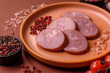 Sandviç için dilimlenmiş jambon, et, domuz ya da hindi sosisi. Jambon dilimleri, yemek, tasarımınız için arka plan