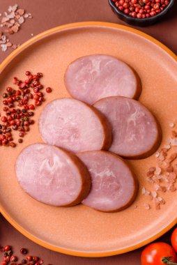 Sandviç için dilimlenmiş jambon, et, domuz ya da hindi sosisi. Jambon dilimleri, yemek, tasarımınız için arka plan