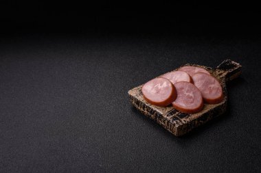 Sandviç için dilimlenmiş jambon, et, domuz ya da hindi sosisi. Jambon dilimleri, yemek, tasarımınız için arka plan