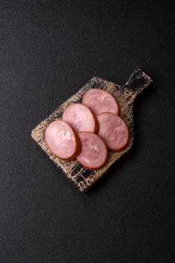 Sandviç için dilimlenmiş jambon, et, domuz ya da hindi sosisi. Jambon dilimleri, yemek, tasarımınız için arka plan