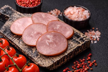 Sandviç için dilimlenmiş jambon, et, domuz ya da hindi sosisi. Jambon dilimleri, yemek, tasarımınız için arka plan