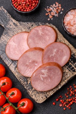 Sandviç için dilimlenmiş jambon, et, domuz ya da hindi sosisi. Jambon dilimleri, yemek, tasarımınız için arka plan