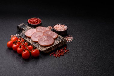 Sandviç için dilimlenmiş jambon, et, domuz ya da hindi sosisi. Jambon dilimleri, yemek, tasarımınız için arka plan