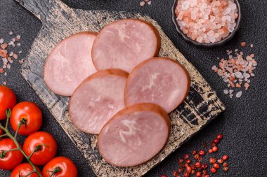 Sandviç için dilimlenmiş jambon, et, domuz ya da hindi sosisi. Jambon dilimleri, yemek, tasarımınız için arka plan