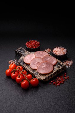 Sandviç için dilimlenmiş jambon, et, domuz ya da hindi sosisi. Jambon dilimleri, yemek, tasarımınız için arka plan