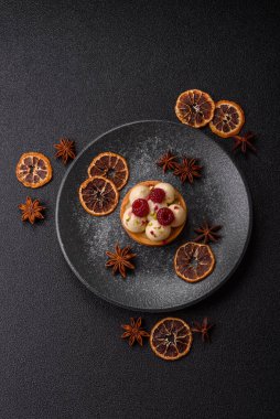 Kremalı ve ahududulu tatlı kek ya da turta. Doğum günleri ve düğünler için ahududu tatlısı.