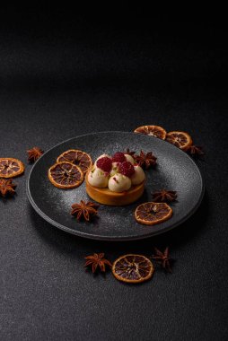 Kremalı ve ahududulu tatlı kek ya da turta. Doğum günleri ve düğünler için ahududu tatlısı.