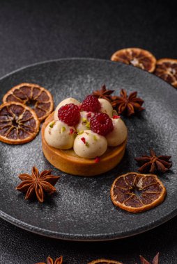 Kremalı ve ahududulu tatlı kek ya da turta. Doğum günleri ve düğünler için ahududu tatlısı.