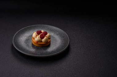 Kremalı ve ahududulu tatlı kek ya da turta. Doğum günleri ve düğünler için ahududu tatlısı.