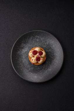 Kremalı ve ahududulu tatlı kek ya da turta. Doğum günleri ve düğünler için ahududu tatlısı.