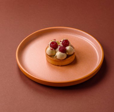 Kremalı ve ahududulu tatlı kek ya da turta. Doğum günleri ve düğünler için ahududu tatlısı.