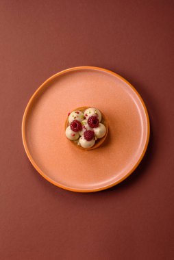 Kremalı ve ahududulu tatlı kek ya da turta. Doğum günleri ve düğünler için ahududu tatlısı.