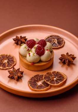 Kremalı ve ahududulu tatlı kek ya da turta. Doğum günleri ve düğünler için ahududu tatlısı.