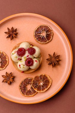 Kremalı ve ahududulu tatlı kek ya da turta. Doğum günleri ve düğünler için ahududu tatlısı.