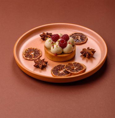 Kremalı ve ahududulu tatlı kek ya da turta. Doğum günleri ve düğünler için ahududu tatlısı.