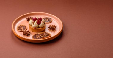 Kremalı ve ahududulu tatlı kek ya da turta. Doğum günleri ve düğünler için ahududu tatlısı.