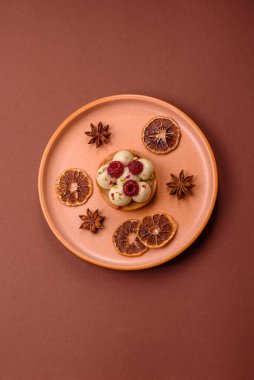 Kremalı ve ahududulu tatlı kek ya da turta. Doğum günleri ve düğünler için ahududu tatlısı.