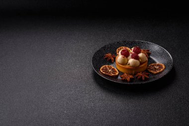 Kremalı ve ahududulu tatlı kek ya da turta. Doğum günleri ve düğünler için ahududu tatlısı.