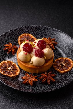 Kremalı ve ahududulu tatlı kek ya da turta. Doğum günleri ve düğünler için ahududu tatlısı.