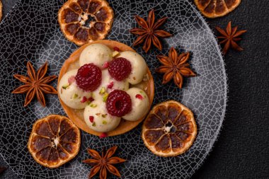 Kremalı ve ahududulu tatlı kek ya da turta. Doğum günleri ve düğünler için ahududu tatlısı.