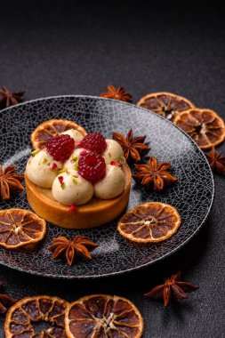 Kremalı ve ahududulu tatlı kek ya da turta. Doğum günleri ve düğünler için ahududu tatlısı.