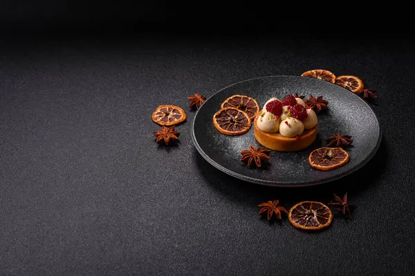 Kremalı ve ahududulu tatlı kek ya da turta. Doğum günleri ve düğünler için ahududu tatlısı.