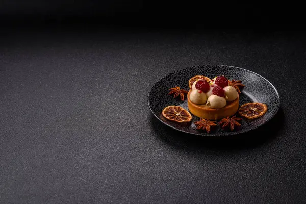 Kremalı ve ahududulu tatlı kek ya da turta. Doğum günleri ve düğünler için ahududu tatlısı.